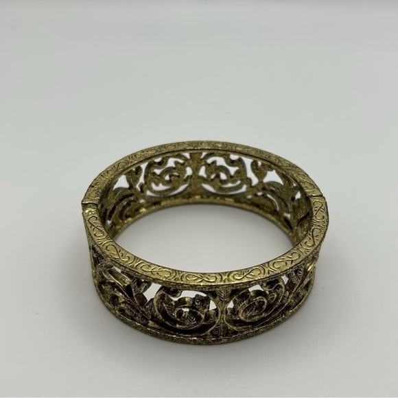 Elegant Chic Gold Tone Filigree with Leaves Hinged Bangle Bracelet - Picture 4 of 10